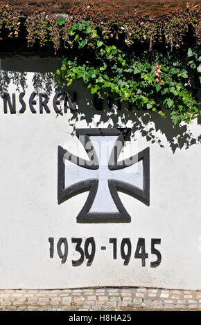 Il tedesco croce di ferro simbolo a San Barbara-Kirche, Chiesa di Santa Barbara, rinnovato da Friedensreich Hundertwasser, in Baernbach Foto Stock