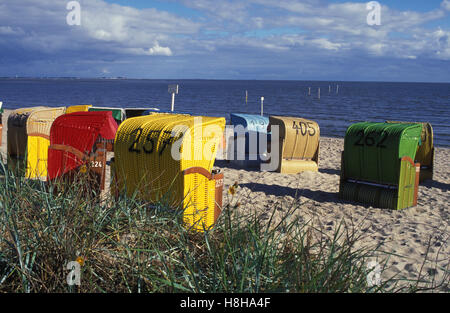 Sedie a sdraio sulla spiaggia a Hooksiel, spiaggia di sabbia del mare del Nord, la costa del Mare del Nord, Bassa Sassonia Foto Stock