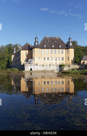 Schloss Dyck Castello con acqua riflessione nel fossato, Jüchen, Niederrhein, Nord Reno-Westfalia, Germania Foto Stock