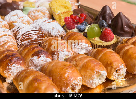 Tipica pasticceria italiana ripieni,vicino. Foto Stock