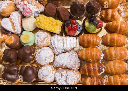 Tipica pasticceria italiana ripieni,close up,dall'alto. Foto Stock