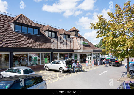 Waitrose Supermarket, Station Approach, West Byfleet, Surrey, England, Regno Unito Foto Stock