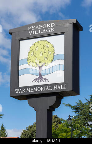 Pyrford Village War Memorial Hall segno, Pyrford, Surrey, England, Regno Unito Foto Stock