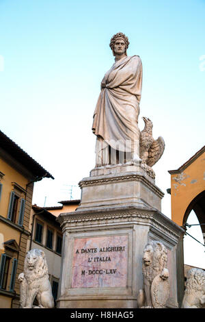 Statua di Dante Alighieri in piedi al di fuori della chiesa di Santa Croce a Firenze Italia Foto Stock