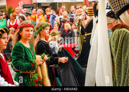 Ragazze in costumi medievali a piedi all'inizio della sfilata durante la Landshuter Hochzeit pageant Foto Stock