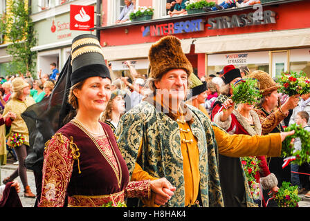 Persone in costumi medievali a piedi all'inizio della sfilata durante la Landshuter Hochzeit pageant Foto Stock