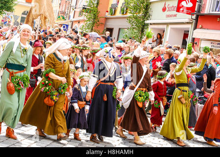 Persone in costumi medievali onda per la folla all'inizio della sfilata durante la Landshuter Hochzeit Corteo medievale Foto Stock