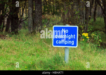 Non blu notte in campeggio segno su un breve post dal lato della strada Foto Stock