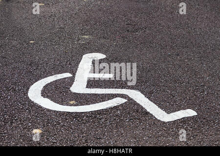 Parcheggio Disabili bay segno dipinto su asfalto stolto della baia di parcheggio Foto Stock