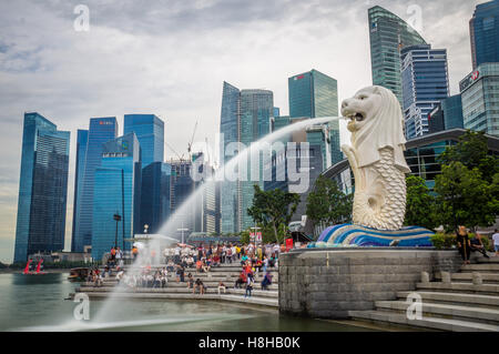 Merlion nel porto di Singapore Foto Stock