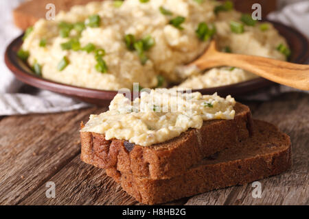 La cucina ebraica panini con macro forshmak sul tavolo orizzontale. Foto Stock