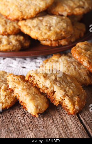Australian Anzac biscotti sul tavolo macro verticale. Foto Stock