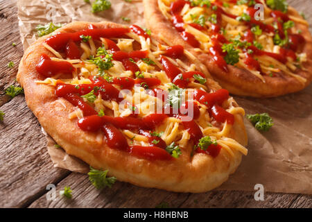 Langos gustosi con formaggio e ketchup sul tavolo di close-up orizzontale. Foto Stock