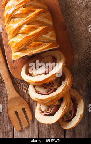 Cucina venezuelana: Natale focaccia pan de jamon vicino sul tavolo. Vista verticale da sopra Foto Stock