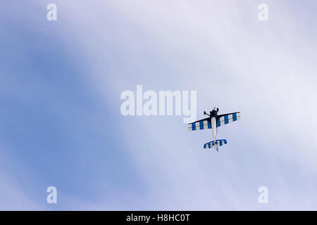 Radio Controlled aeroplano giocattolo contro il cielo blu con nuvole bianche. Modello rc aereo vola nel cielo blu. Aeroplano hobby. Foto Stock