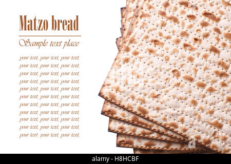 Pila di matzo ebraica Flatbread isolati su sfondo bianco, orizzontale Foto Stock