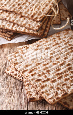 Ebreo cascer matzah macro su un tavolo di legno. In verticale Foto Stock