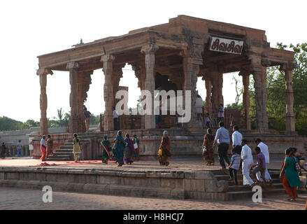 Pellegrini nel Tempio Brihadeeswarar a Thanjavur, Tamil Nadu, India. Foto Stock