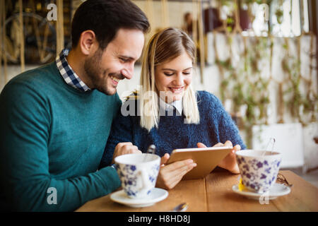 Matura in love dating in ristorante Foto Stock