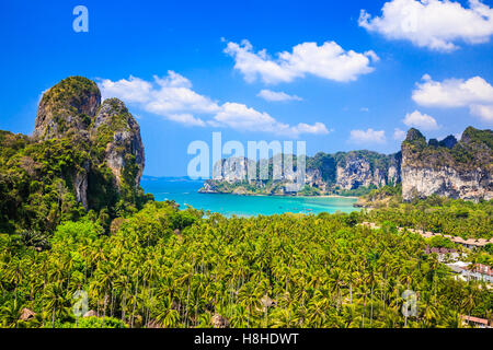 Thailandia, Krabi. Vista dalla scogliera sulla Railay Beach, Ao Nang. Foto Stock