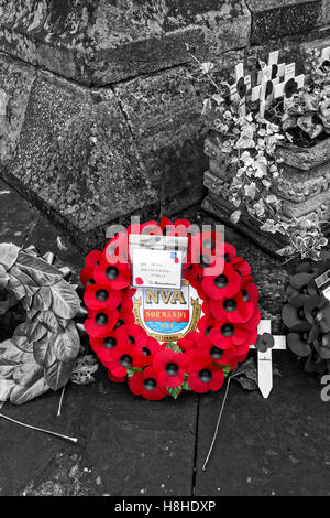 Ghirlanda di rosso dalla Normandia Associazione dei veterani schioccato da una immagine in bianco e nero del cenotafio a Stockton Heath Foto Stock