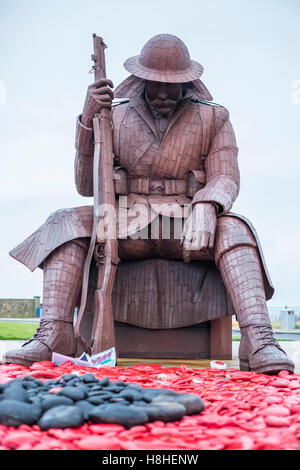 Una foto del memoriale di guerra "Vecchio Tommy' situato a Seaham, County Durham, Regno Unito. Preso 12 Novembre 2016 Foto Stock