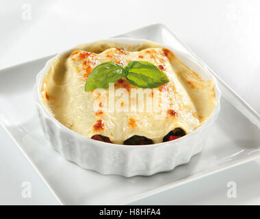 Cannelloni di carne con una salsa besciamella al gratin Foto Stock