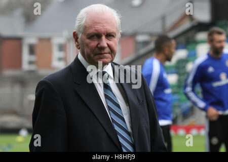 Windsor Park di Belfast. Il 26 maggio 2016. Quindi IFA Presidente Jim Shaw presso la squadra senior sessione di formazione come Irlanda del Nord preparati per la loro amichevole internazionale contro la Bielorussia il giorno successivo. Foto Stock