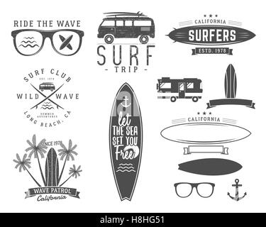 Set di Vintage grafica surf e gli emblemi per il web design o la stampa. Surfer Beach stile design logo. Badge di surf. Guarnizione tavola da surf, elementi, simboli. Estate imbarco sulle onde. hipster insegne Foto Stock