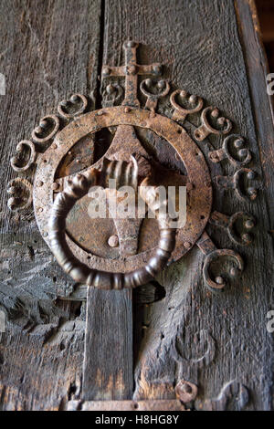 Metallo respingente in la principale porta di ingresso alla chiesa di Urnes, Ornes, lucentezza, Sogn og Fjordane county, Norvegia Foto Stock