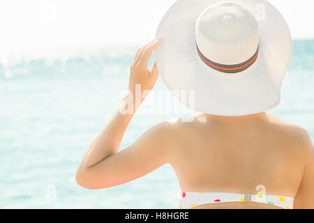 Sconosciuto giovane donna con cappello in estate spiaggia mare Foto Stock
