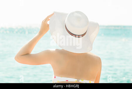 Sconosciuto giovane donna con cappello in estate spiaggia mare Foto Stock