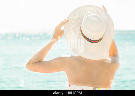 Sconosciuto giovane donna con cappello in estate spiaggia mare Foto Stock
