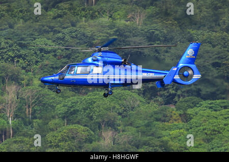 Kuala Lumpur/ Malaysia Subang Februar 10, 2015: BERJAYA Eurocopter AS 365N3 Dauphin all aeroporto di Subang. Foto Stock