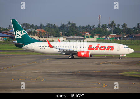 Jakarta/Indonesia Febbraio 19, 2013: Lion Air Boeing 737 il decollo a Giacarta Aeroporto. Foto Stock
