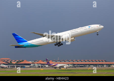 Jakarta/Indonesia Febbraio 19, 2013: Garuda Boeing 777 il decollo a Giacarta Aeroporto. Foto Stock