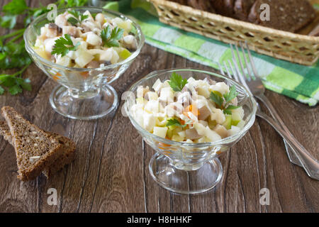 Festive con insalata di aringhe in salamoia, verdure e Apple. Aperitivo sul tavolo il Natale o il nuovo anno. Foto Stock