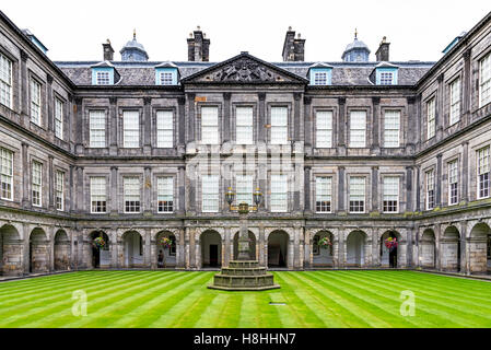Edinburgh, Regno Unito - 16 agosto 2014: il quadrangolo interna di Holyrood Palace Foto Stock