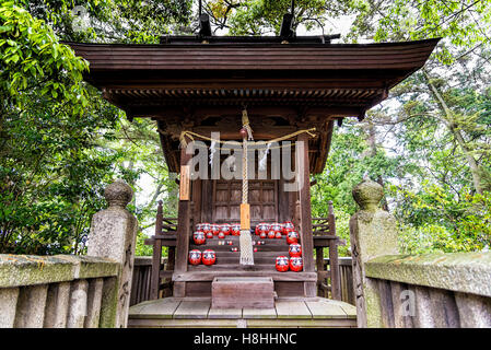 Kurashiki, Giappone - 28 Aprile 2014: vista di un subshrine in Achi sacrario scintoista. È situato su una collina che si affaccia Bikan Area Foto Stock