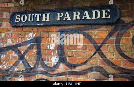 South Parade Street Sign & Graffiti su un muro di mattoni in Affluent Summertown, North Oxford, Regno Unito Foto Stock