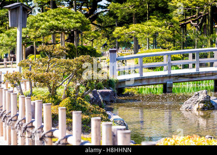 Kanazawa, Giappone - 24 Aprile 2014: vista il Kenroku-en (sei attributi giardino), un vecchio giardino privato. Foto Stock