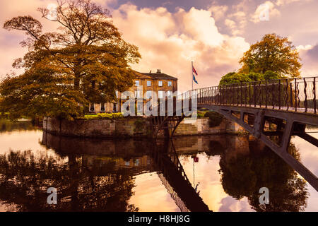 Wakefield, Regno Unito - 20 Ottobre 2016: Walton Hall di un hotel a 4 stelle in un suggestivo panorama del Parco di laminazione. Foto Stock