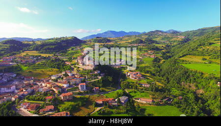 Vista aerea di Vestenanova, una piccola città ai piedi dei monti Lessini, Verona, Italia. Foto Stock