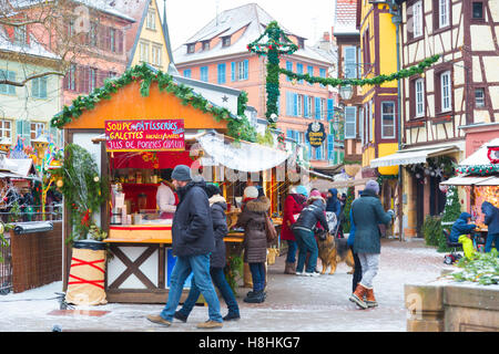 Storico mercato di Natale nel centro di Colmar, strada del vino, Alsazia, Haut-Rhin, Francia Foto Stock