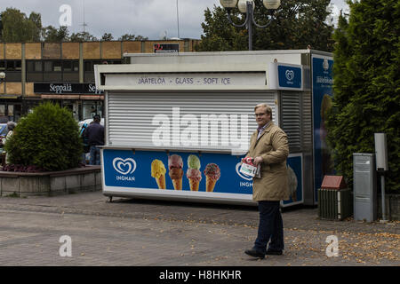 Heinola, colporteur volantini politici, campagna politica prima delle elezioni, sulla piazza, Foto Stock