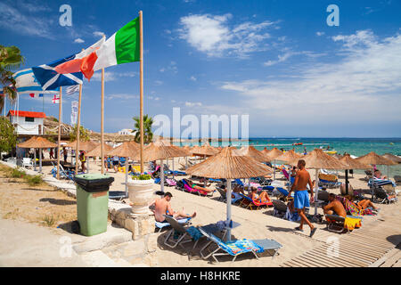 Zakynthos Greece - Agosto 18, 2016: turisti rilassarsi su Agios Nikolaos spiaggia, isola greca di Zante. Vassilikos Zante Foto Stock