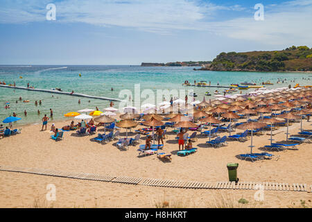 Zakynthos Greece - Agosto 18, 2016: la gente comune rilassarsi su Agios Nikolaos spiaggia, isola greca di Zante. Si tratta di una spiaggia molto popolare Foto Stock