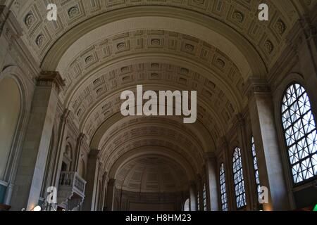 Una vista all'interno dell'iconico Bates Hall della Boston Public Library in Copley Square a Boston's Back Bay. Foto Stock