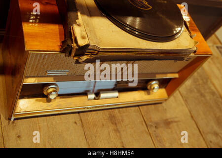 Vintage radio con dischi in vinile Foto Stock