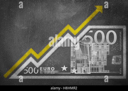 Un denaro bill disegnati su una scheda di gesso guardando come un grafico di crescita con una freccia rivolta verso l'alto che simboleggiano i rapporti economici Foto Stock